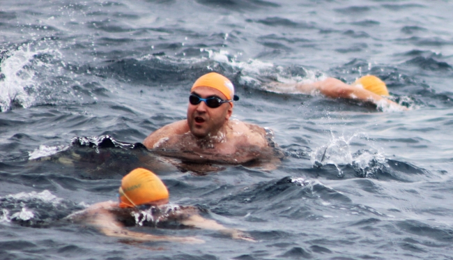 Kış ortasında 500 kişi Datça'da yüzdü